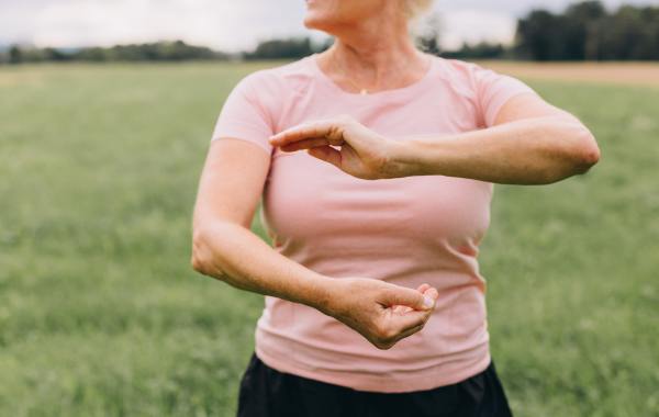A woman doing a Chi Me move outside